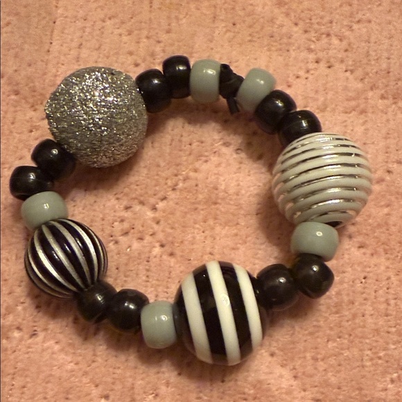 Elegant Black and Silver Beaded Bracelet - Picture 5 of 5